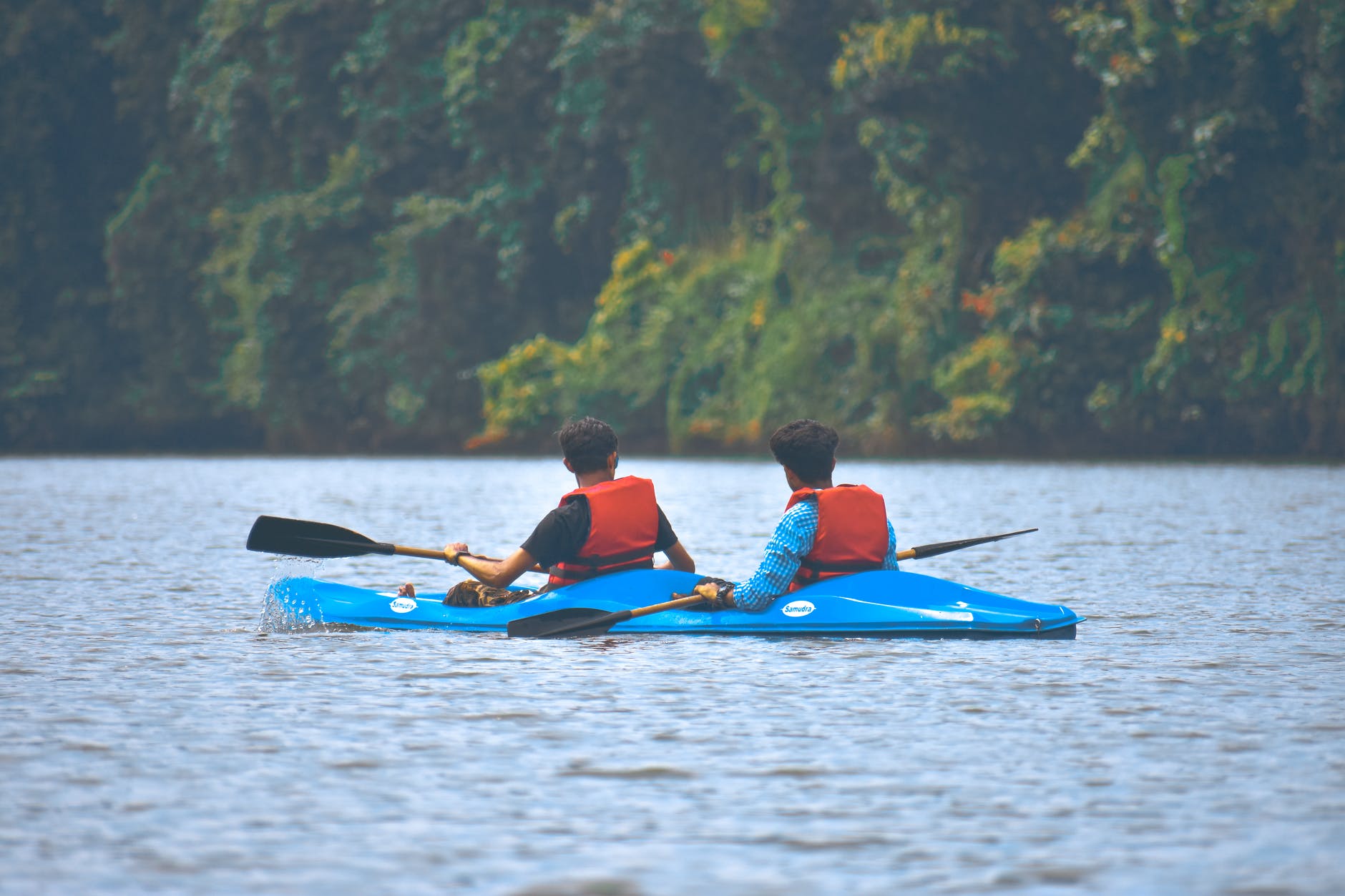 How far can the average person kayak in a day
