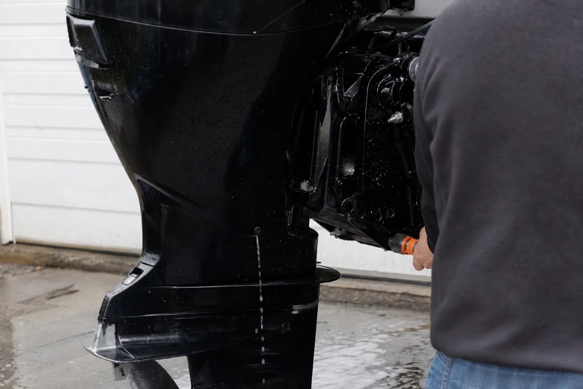 A weak trickle of water running down an outboard leg instead of a strong tell-tale stream.